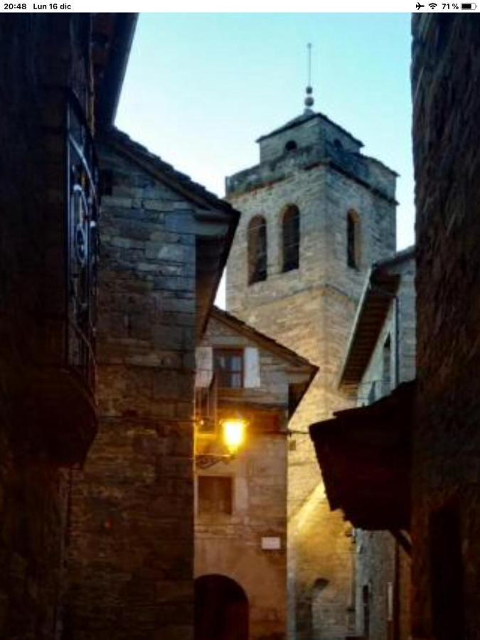 Vistas a la Montaña en un Pueblo con Encanto. El Pueyo de Araguás Exterior foto